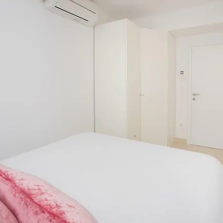 Luni Apartment *