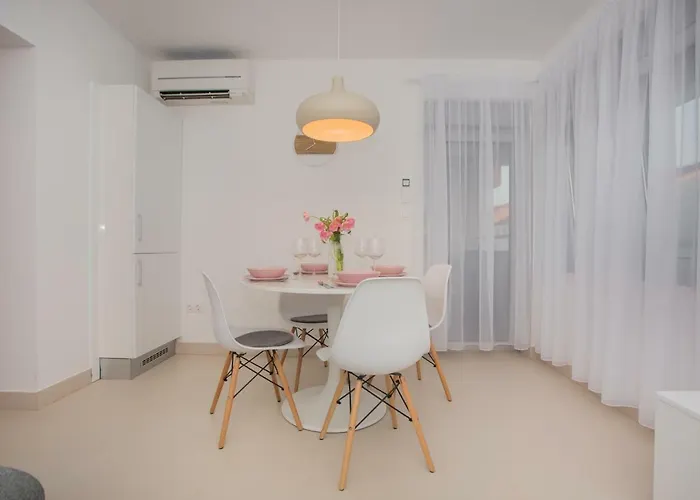 Luni شقة Primošten